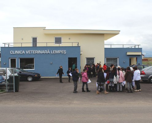 Grup de copii la Clinica Veterinara Lempes